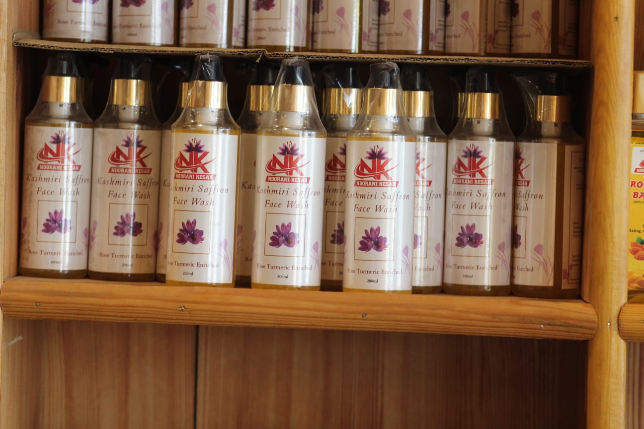 Raya Kashmiri Saffron Glow Face Wash (200ml) ✨ Brightens, Hydrates & Evens Skin Tone ✨